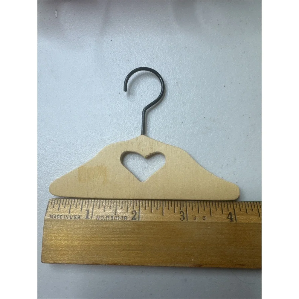 Small‎ doll hanger with cut out wooden heart